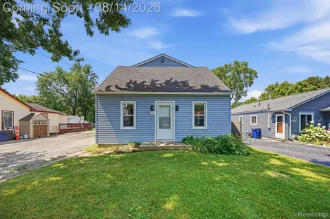 477 Marion Ave, Waterford, MI 48328