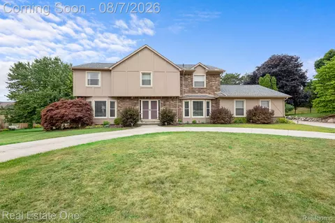 1904 Chelsea Ct, Rochester Hills, MI 48306