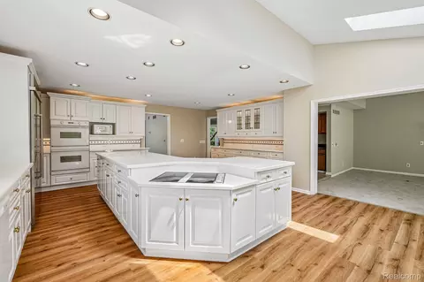 Kitchen - 4523 Rivers Edge Dr, Troy, MI 48098 photo 4 of 5