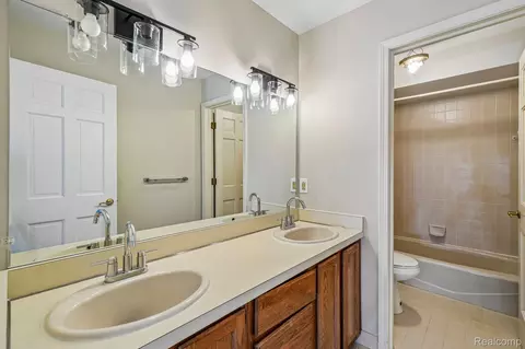 Bath - 4523 Rivers Edge Dr, Troy, MI 48098 photo 5 of 7