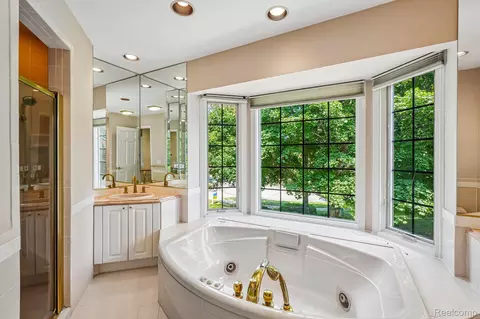 Bath - 4523 Rivers Edge Dr, Troy, MI 48098 photo 2 of 7
