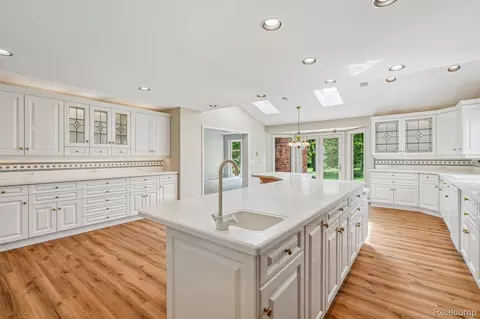Kitchen - 4523 Rivers Edge Dr, Troy, MI 48098 photo 3 of 5