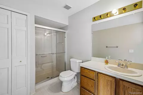 Bath - 4523 Rivers Edge Dr, Troy, MI 48098 photo 4 of 7