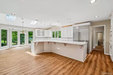 Kitchen - 4523 Rivers Edge Dr, Troy, MI 48098 photo 2 of 5