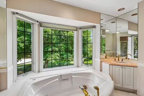 Bath - 4523 Rivers Edge Dr, Troy, MI 48098 photo 3 of 7