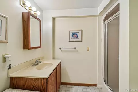Bath - 4523 Rivers Edge Dr, Troy, MI 48098 photo 6 of 7