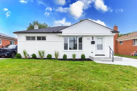 22707 Playview St, Saint Clair Shores, MI 48082
