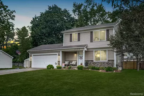 1558 Maddox St, West Bloomfield, MI 48324