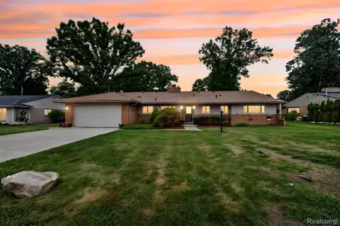 22902 S Bellwood Dr, Southfield, MI 48034