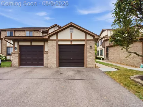 968 Country Club Dr #4, Saint Clair Shores, MI 48082