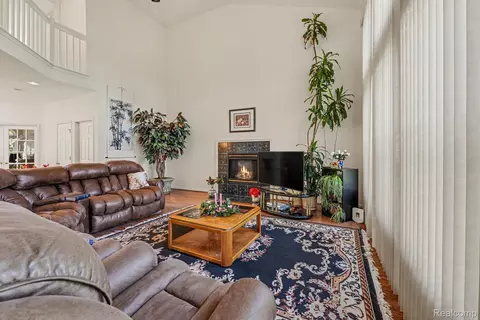 Living - 49235 Yale Dr, Macomb, MI 48044 photo 2 of 3