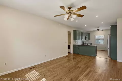 Living - 480 E Genesee St, Frankenmuth, MI 48734 photo 4 of 6