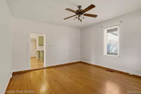 Living - 480 E Genesee St, Frankenmuth, MI 48734 photo 3 of 6