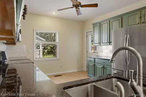 Kitchen - 480 E Genesee St, Frankenmuth, MI 48734 photo 4 of 7