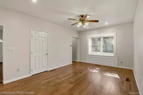 Living - 480 E Genesee St, Frankenmuth, MI 48734 photo 5 of 6