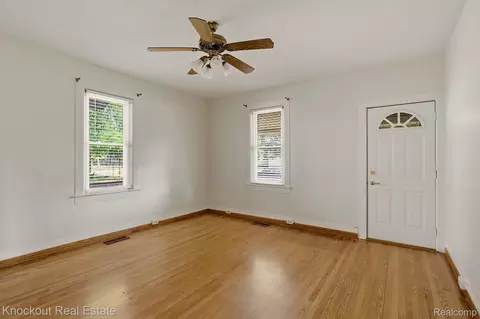 Living - 480 E Genesee St, Frankenmuth, MI 48734 photo 2 of 6
