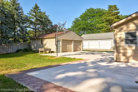 Exterior - 480 E Genesee St, Frankenmuth, MI 48734 photo 8 of 10
