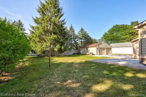 Exterior - 480 E Genesee St, Frankenmuth, MI 48734 photo 9 of 10