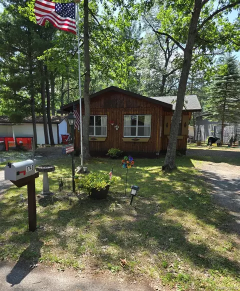 1743 Kendall St, Grant, MI 48748