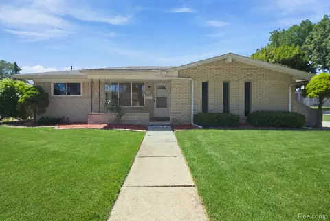 36759 Wayne Dr, Sterling Heights, MI 48312