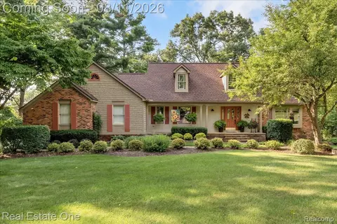 714 Heritage Dr, Milford, MI 48381