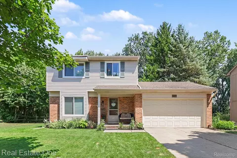 22344 Brookfield Dr, South Lyon, MI 48178