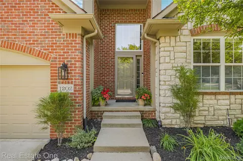 1202 Wind Chime Dr #16, Waterford, MI 48327