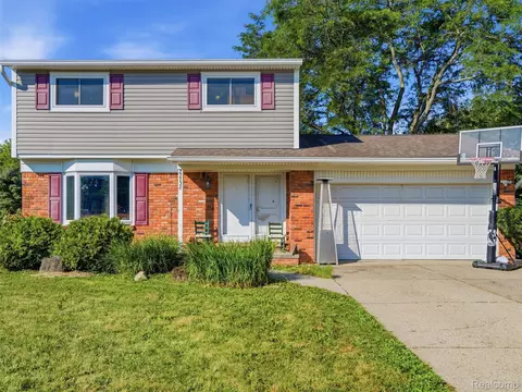 27732 Westcott Crescent Cir, Farmington, MI 48334