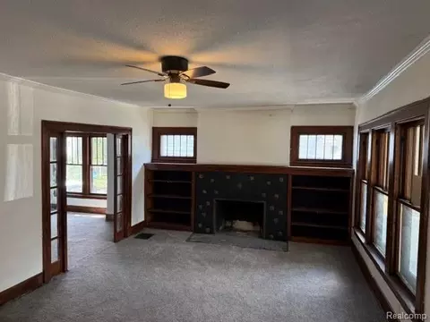 Living - 917 E 8th St, Flint, MI 48503 photo 2 of 4