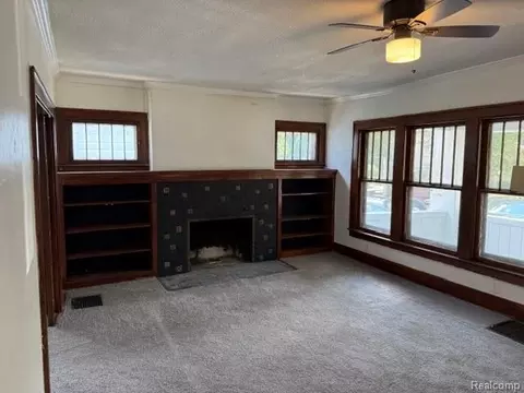 Living - 917 E 8th St, Flint, MI 48503 photo 3 of 4