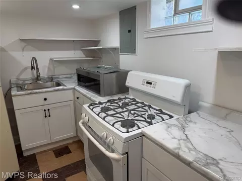 Kitchen - 7567 Timken Ave, Warren, MI 48091 photo 3 of 4