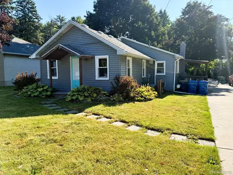 1858 Birchcrest Rd, Waterford, MI 48328
