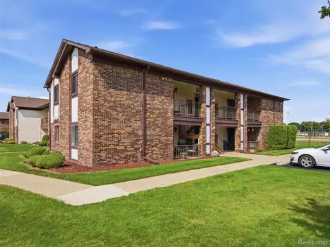 29714 Utica Rd, Roseville, MI 48066