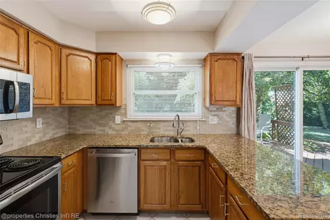 Kitchen - 3560 Beach Rd, Troy, MI 48084 photo 1 of 3