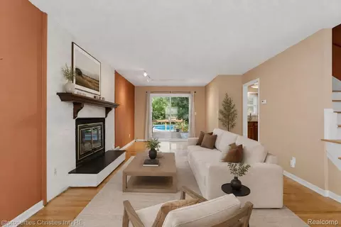 Living - 3560 Beach Rd, Troy, MI 48084 photo 2 of 6
