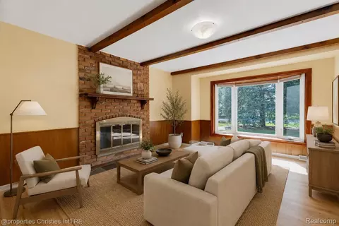Living - 3560 Beach Rd, Troy, MI 48084 photo 4 of 6