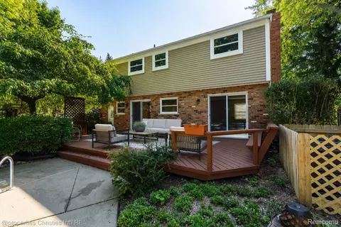 Exterior - 3560 Beach Rd, Troy, MI 48084 photo 3 of 7