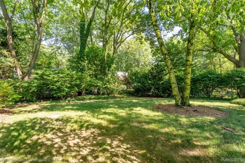 Exterior - 3560 Beach Rd, Troy, MI 48084 photo 7 of 7