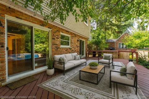 Exterior - 3560 Beach Rd, Troy, MI 48084 photo 2 of 7