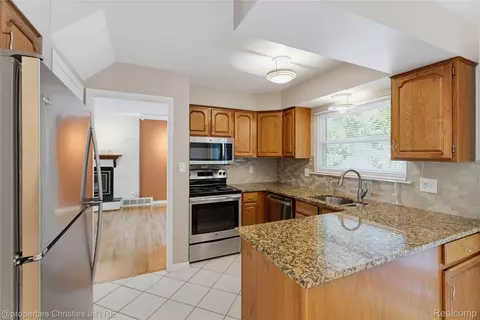 Kitchen - 3560 Beach Rd, Troy, MI 48084 photo 2 of 3