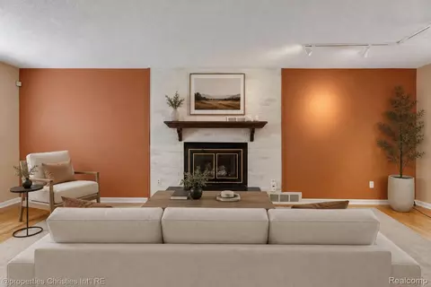 Living - 3560 Beach Rd, Troy, MI 48084 photo 3 of 6