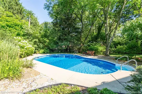 Exterior - 3560 Beach Rd, Troy, MI 48084 photo 5 of 7