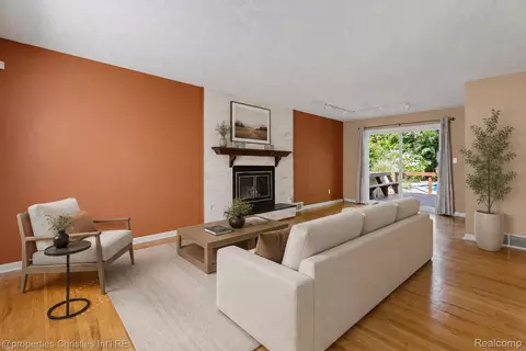 Living - 3560 Beach Rd, Troy, MI 48084 photo 1 of 6