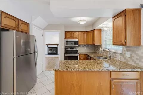 Kitchen - 3560 Beach Rd, Troy, MI 48084 photo 3 of 3