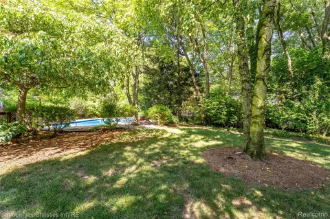 Exterior - 3560 Beach Rd, Troy, MI 48084 photo 6 of 7