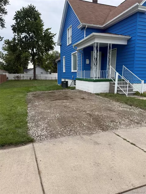 81 Fessenden St, Mount Clemens, MI 48043