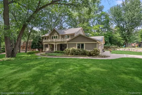 945 Peach Blossom Ct, Rochester Hills, MI 48306