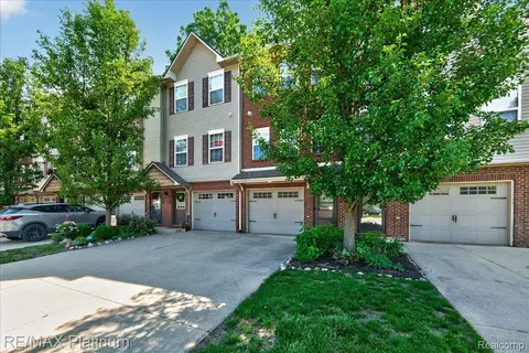 1602 Pinecroft Ln, Howell, MI 48855