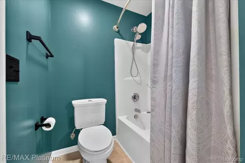 Bath - 1602 Pinecroft Ln, Howell, MI 48855 photo 3 of 3