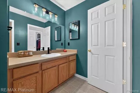 Bath - 1602 Pinecroft Ln, Howell, MI 48855 photo 2 of 3
